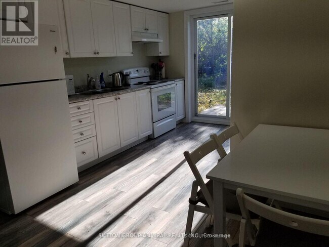 15 B Cundles Rd E in Barrie, ON - Building Photo - Building Photo