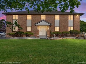27330 Sandy Hill Ln in New Hudson, MI - Building Photo - Building Photo