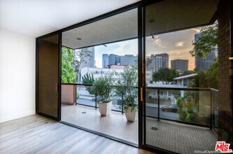 268 S Lasky Dr in Beverly Hills, CA - Building Photo - Building Photo