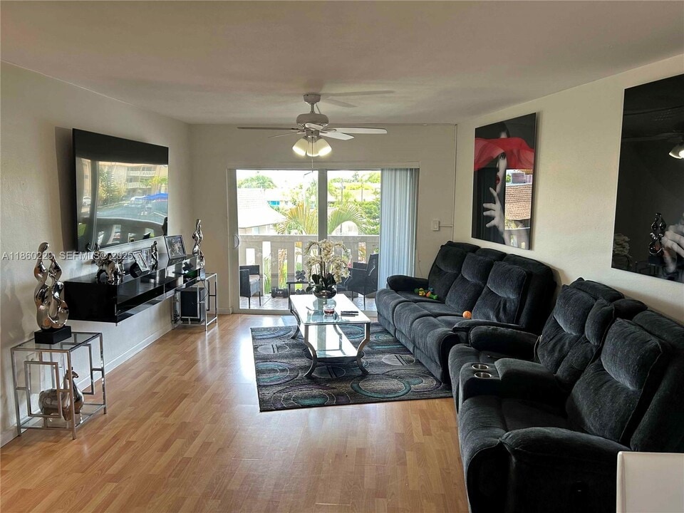 7480 Miami Lakes Dr in Miami Lakes, FL - Building Photo