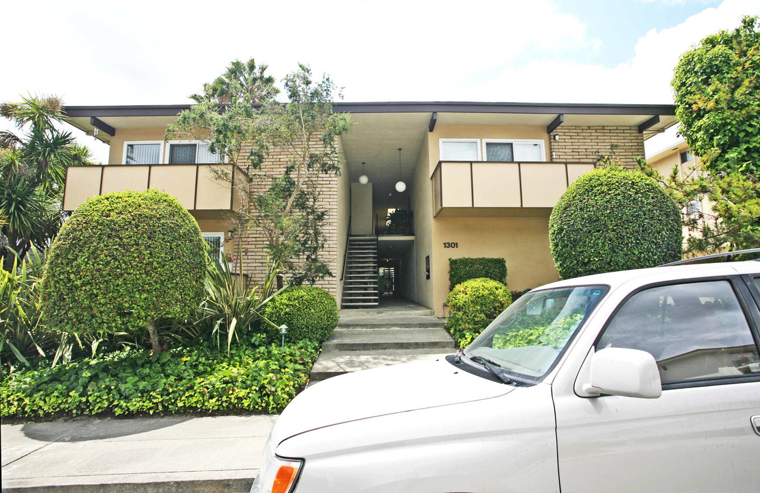 1301 Palos Verdes Dr in San Mateo, CA - Building Photo