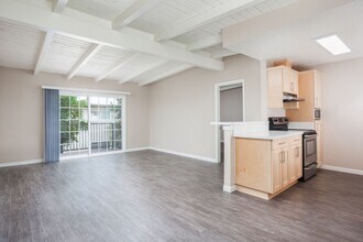 Villa Del Sur Apartment Homes in Santa Ana, CA - Building Photo - Building Photo