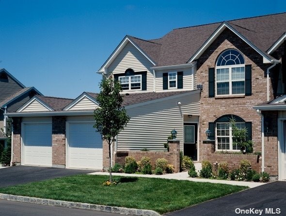16 Overlook Dr-Unit -16 in Farmingville, NY - Building Photo