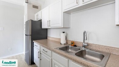 1601 W Arbrook Blvd in Arlington, TX - Foto de edificio - Building Photo