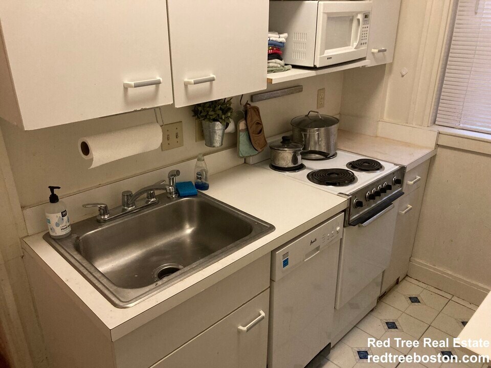 1673 Commonwealth Ave, Unit 8 in Boston, MA - Building Photo