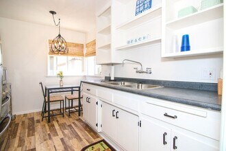 116 24th St, Unit REAR in Manhattan Beach, CA - Foto de edificio - Building Photo