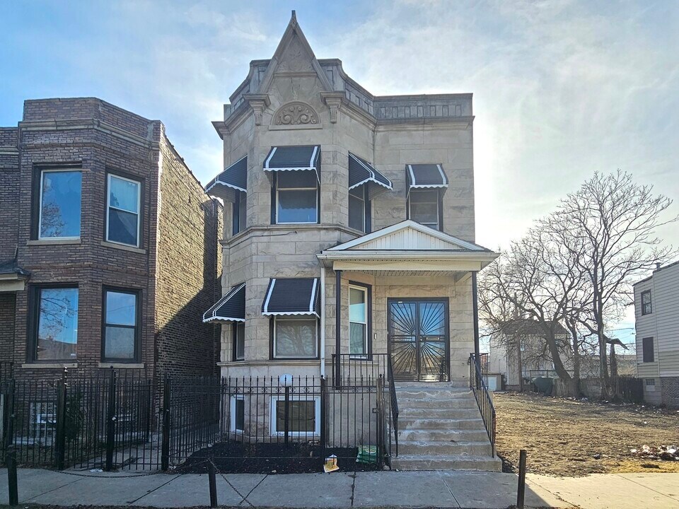 4737 W Polk St in Chicago, IL - Foto de edificio