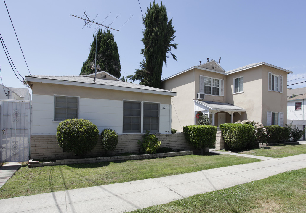 11940 Chandler Blvd in North Hollywood, CA - Building Photo