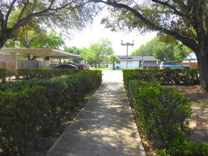 2132 W Iris Ave, Unit 3 in McAllen, TX - Building Photo - Building Photo