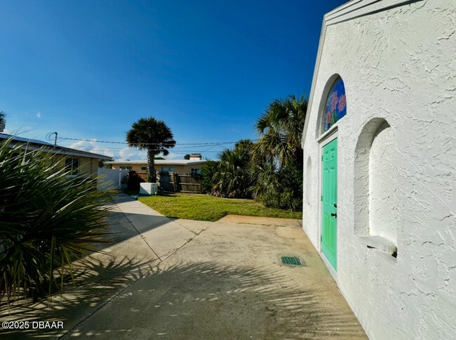 1104 Jacaranda Ave in Daytona Beach, FL - Foto de edificio - Building Photo