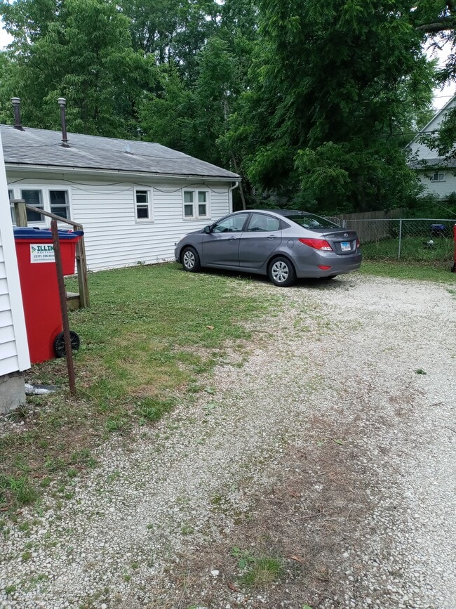 204 W Ells Ave in Champaign, IL - Building Photo - Building Photo