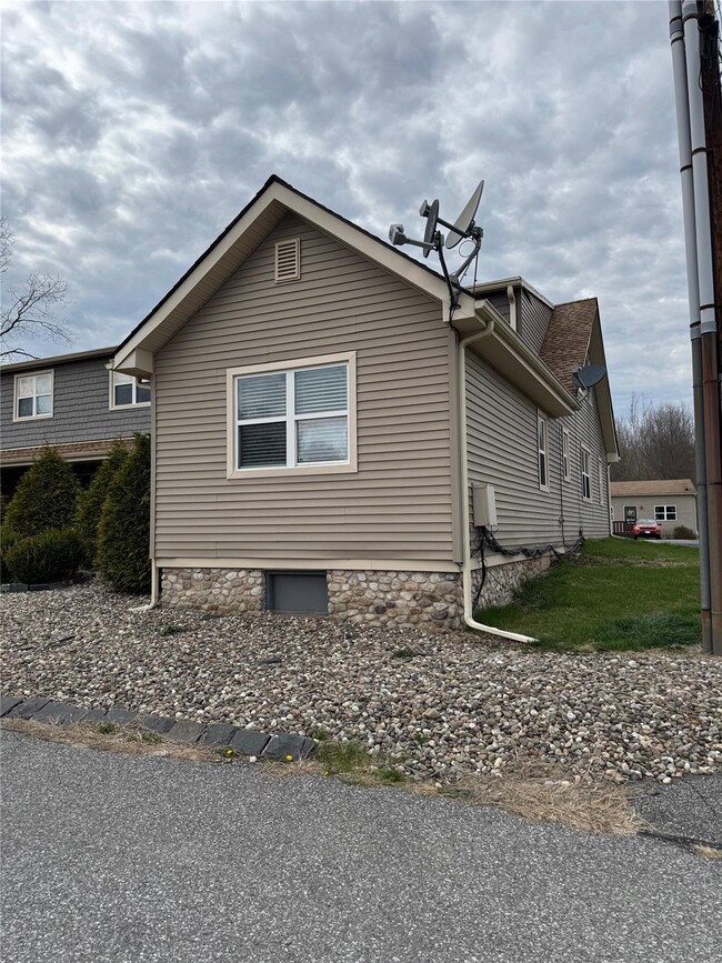 881 Burlingham Rd in Pine Bush, NY - Foto de edificio - Building Photo