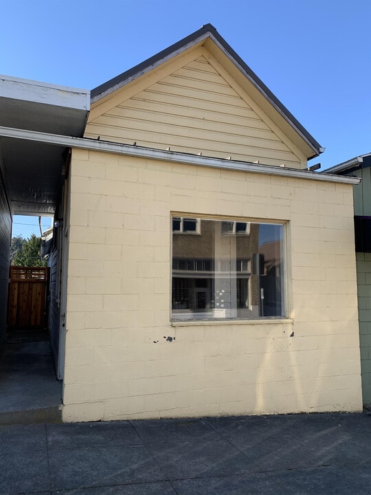 44 S Nehalem St in Clatskanie, OR - Foto de edificio