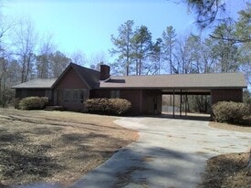 8580 Tartan Rd in Laurinburg, NC - Building Photo
