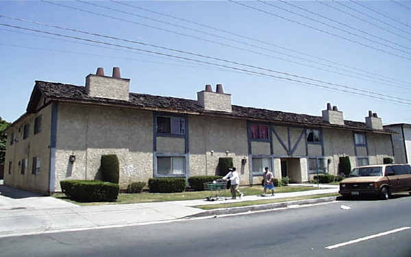 13553 Vanowen St in Van Nuys, CA - Foto de edificio - Building Photo