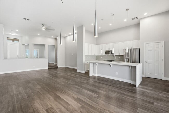 7606 E Via del Sol Dr