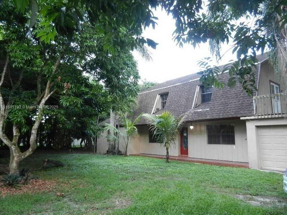 18950 SW 240th St in Homestead, FL - Building Photo