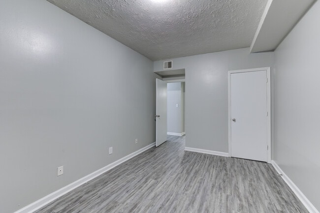 Matador North Apartments in Lexington, KY - Building Photo - Interior Photo