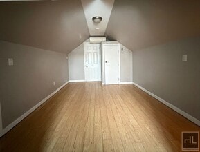 69 ROAD, Unit 3 in Queens, NY - Foto de edificio - Building Photo