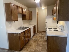 213 Chateau Dr in Cottage Grove, WI - Building Photo - Building Photo