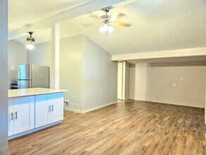 4419 W Bayshore Dr in Bacliff, TX - Foto de edificio - Building Photo