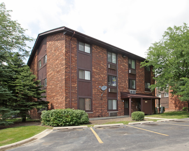 Country Ridge Apartments in Warrenville, IL - Building Photo - Building Photo