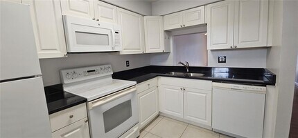 7294 Cloister Dr in Sarasota, FL - Building Photo - Building Photo