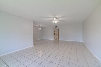180 High Point Terrace E in Delray Beach, FL - Building Photo - Building Photo
