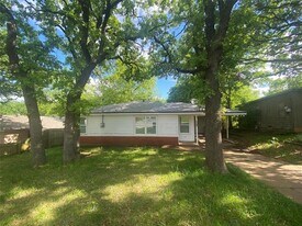 2620 W Washington St in Denison, TX - Building Photo