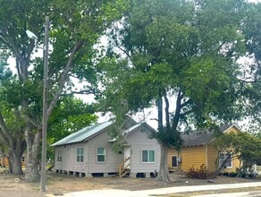 907 E Jackson St in El Campo, TX - Building Photo - Building Photo