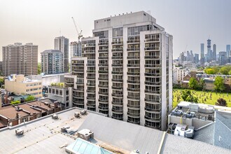 The Clairmont in Toronto, ON - Building Photo - Building Photo