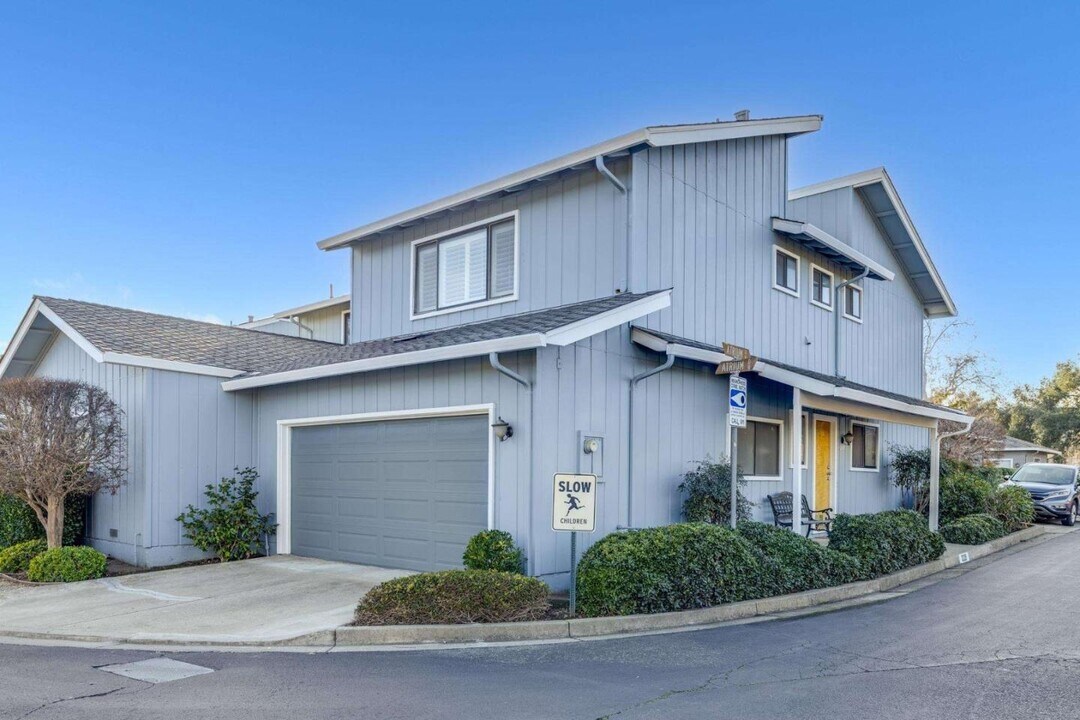 12091 Atrium Dr in Saratoga, CA - Building Photo