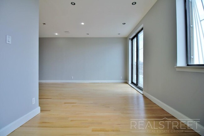 605 E. new York Ave in Brooklyn, NY - Building Photo - Floor Plan