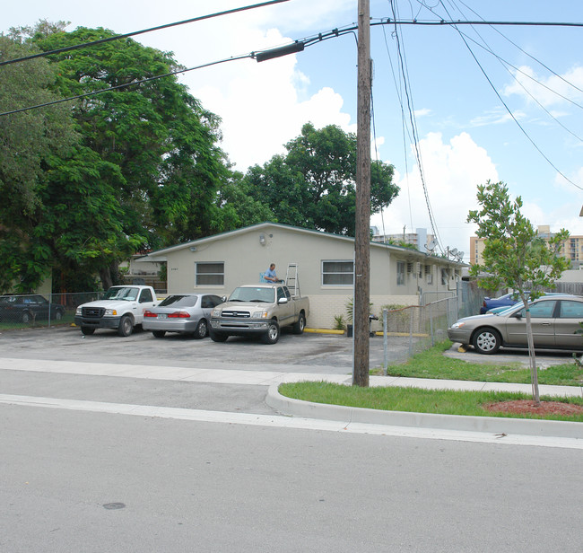 2067 NE 161st St in Miami, FL - Building Photo - Building Photo