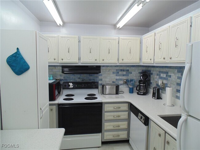 1700 Pine Valley Dr in Ft. Myers, FL - Building Photo - Building Photo