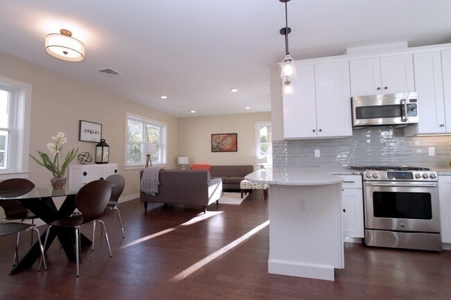 93 Brookley Rd, Unit 2 in Boston, MA - Building Photo - Building Photo