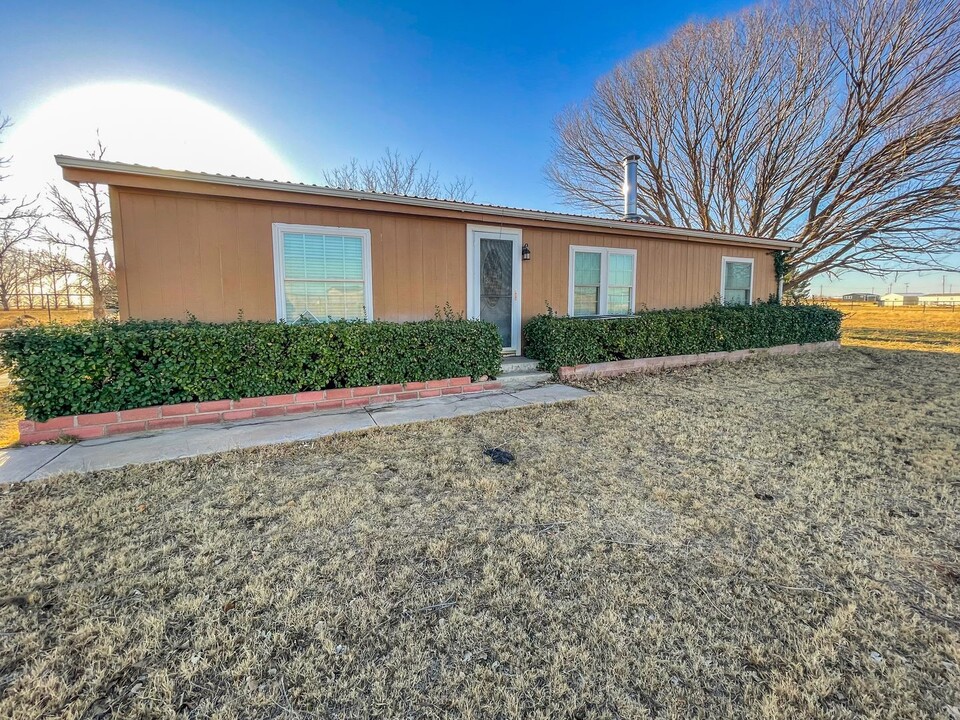 11305 Catclaw Dr in Hobbs, NM - Building Photo