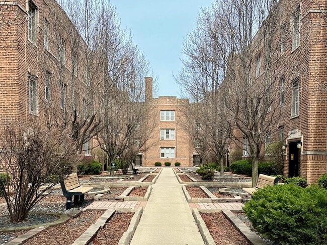 property at 623.5 W Barry Ave