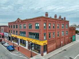 380-390 Moody St in Waltham, MA - Building Photo