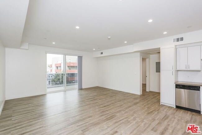 744 Hartford Ave in Los Angeles, CA - Building Photo - Building Photo