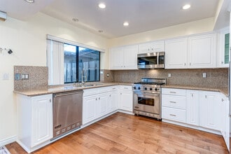 11102 Woodruff Ave, Unit 10 in Downey, CA - Foto de edificio - Building Photo