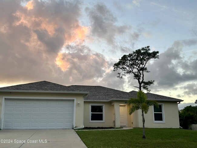 951 Cotorro Rd SE in Palm Bay, FL - Building Photo - Building Photo