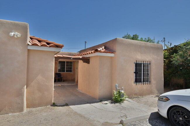 809 Aztec Rd in Albuquerque, NM - Building Photo - Building Photo