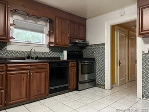 24 Moore St in Manchester, CT - Building Photo - Building Photo
