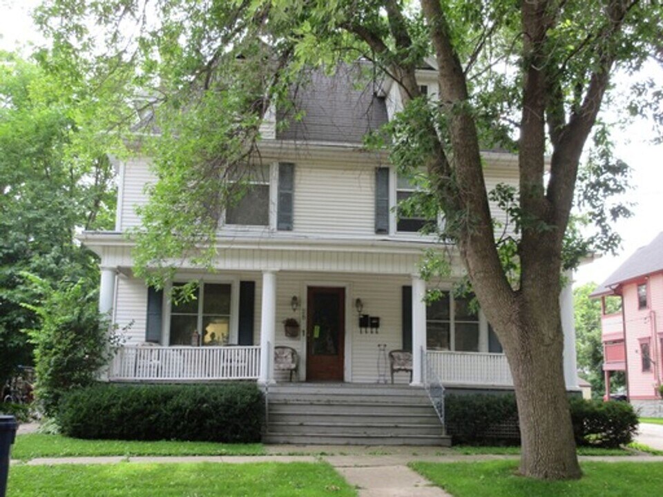 28 Sinclair St in Janesville, WI - Building Photo