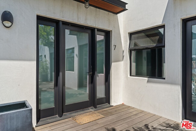 1325 Cabrillo Ave in Los Angeles, CA - Building Photo - Building Photo