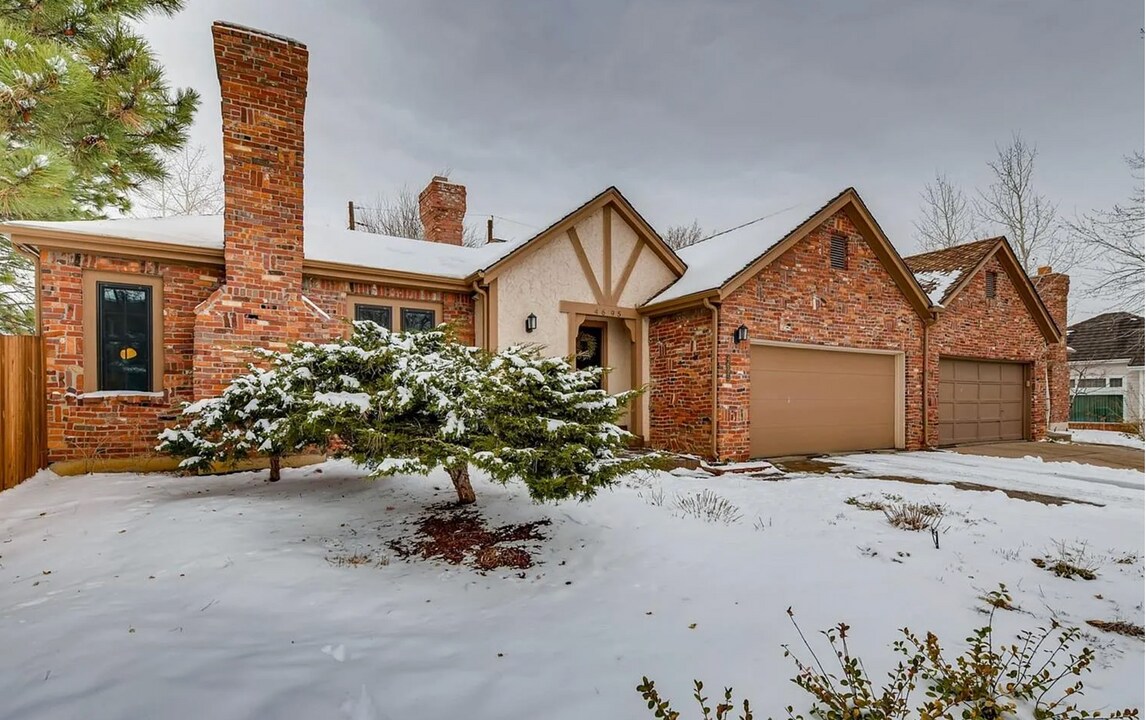 4695 S Akron St in Englewood, CO - Foto de edificio