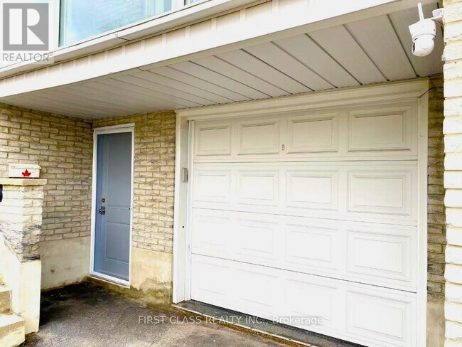 288 Shawnee Cir in Toronto, ON - Building Photo - Building Photo