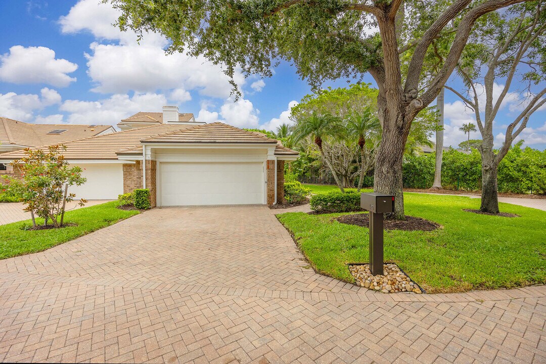 571 Park Shore Dr in Naples, FL - Building Photo