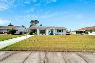 1216 Hacienda Dr in Sun City Center, FL - Building Photo - Building Photo